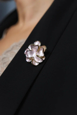 Брошь маленький цветок из нежно-розового перламутра с золотой окантовкой