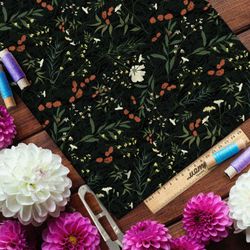 Ткань флис утончённые полевые цветы и трава на чёрном фоне