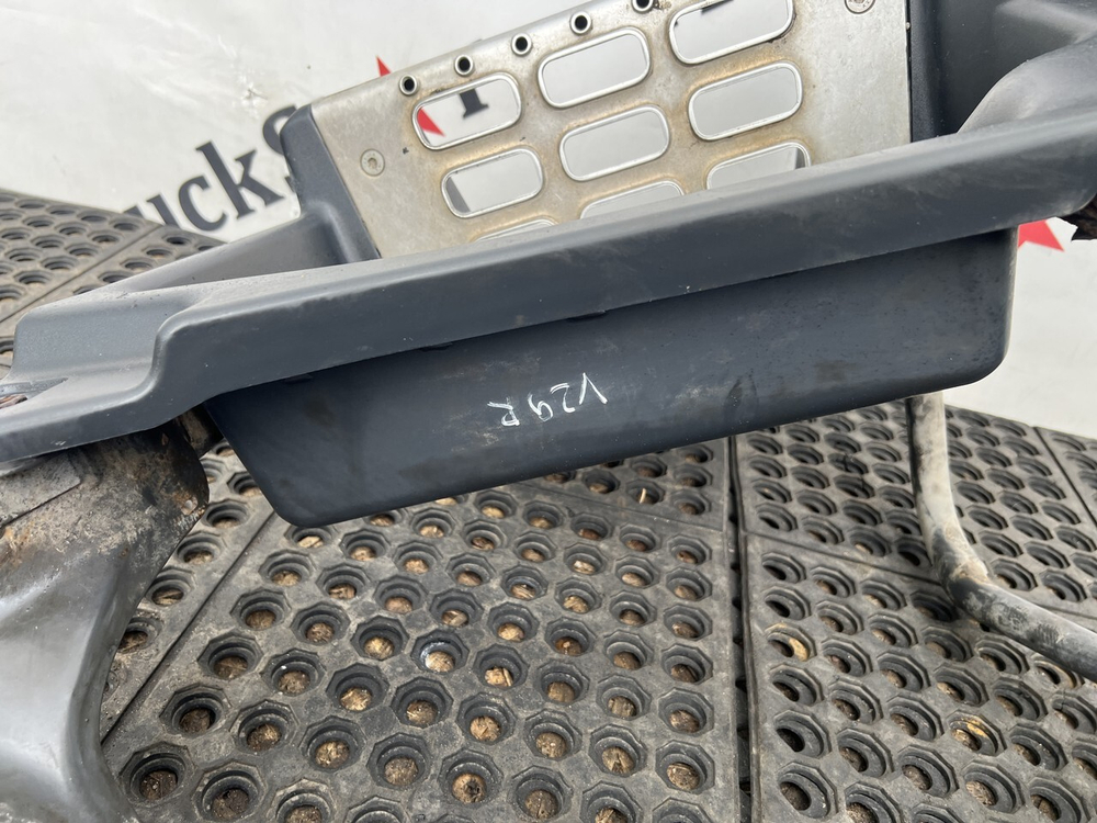 Корпус подножки правый