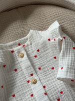 Комбинезон с рюшами и чепчик, Красные сердечки