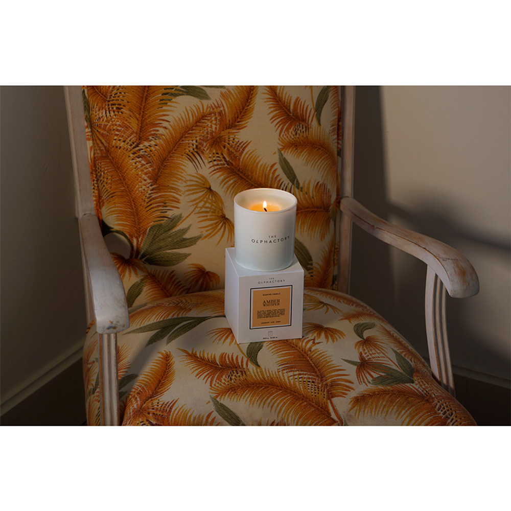 Свеча ароматическая the olphactory, white insignia, amber whisper, 60 ч