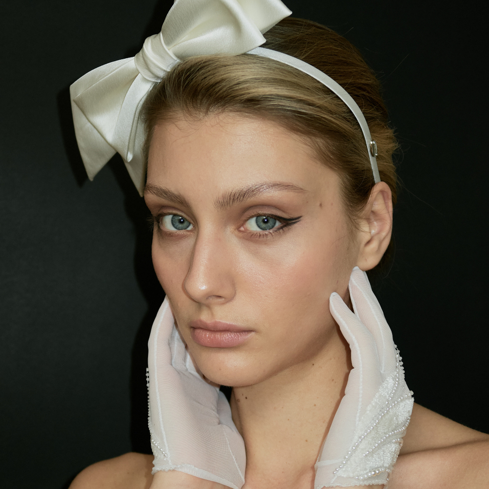 Ободок тонкий с белым бантом