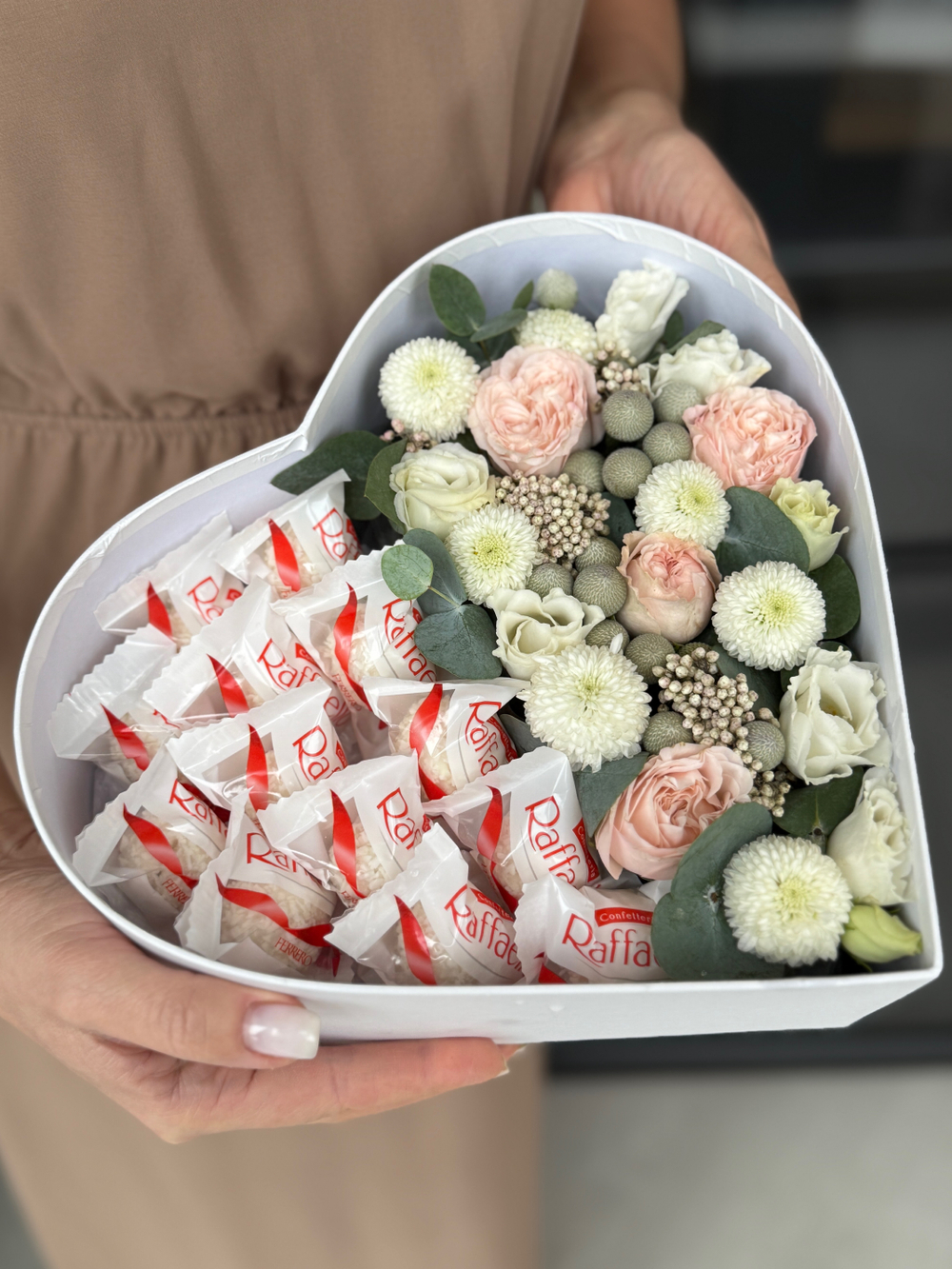 Трепетная композиция из сезонных цветов нежных оттенков и конфет Raffaello от Флора Маркет, размер S
