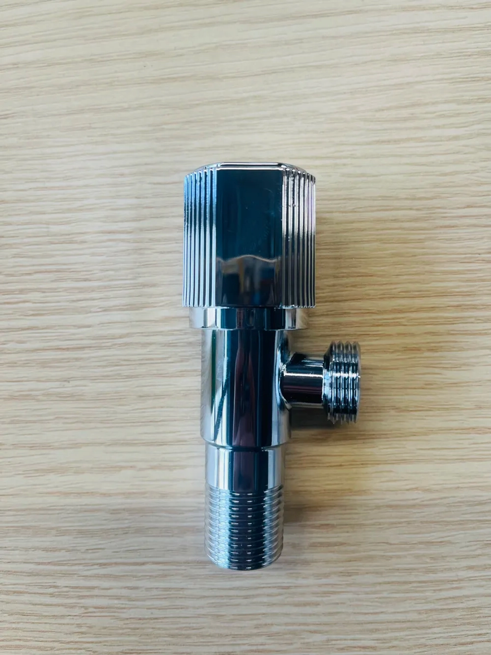 Кран сантехнический угловой