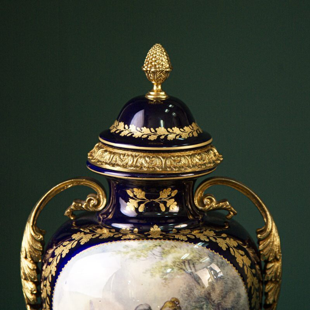 Пара ваз в дворцовом стиле