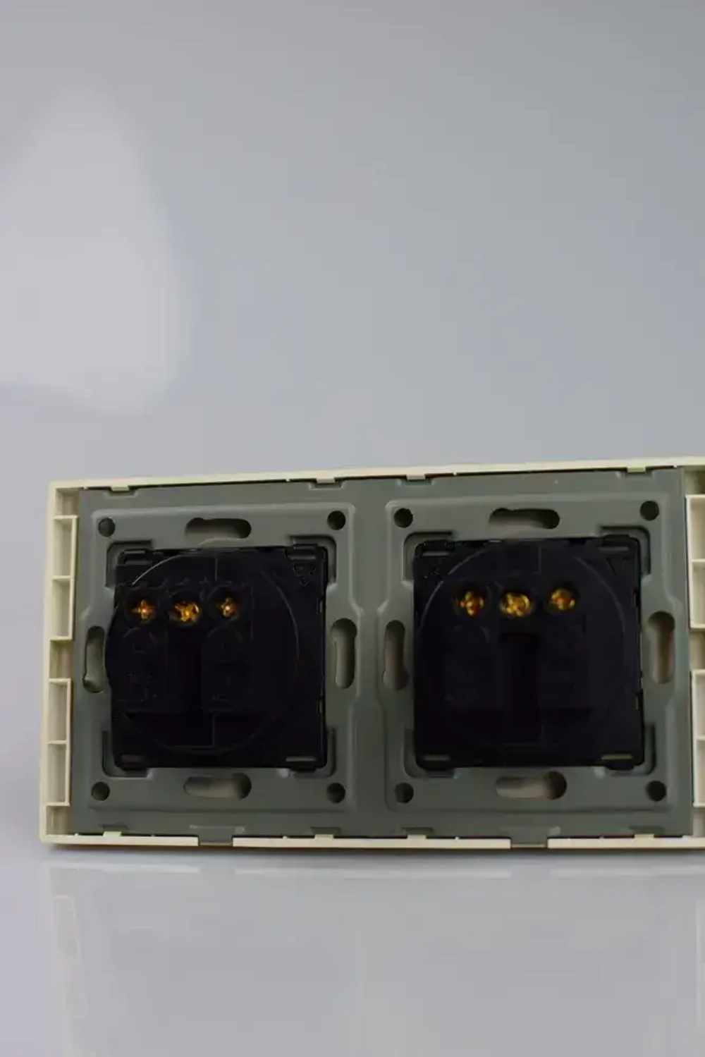 Розетка золотая с заземлением, двойная розетка с защитными шторками