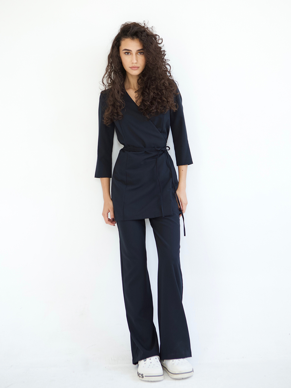 Синяя медицинская блуза Medici 07 на модели