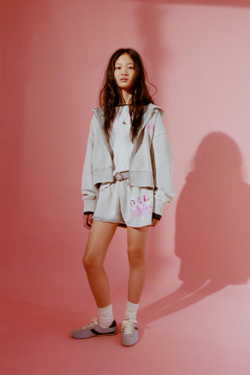 ZARA ШОРТЫ ИЗ МЯГКОЙ ТКАНИ С ЭФФЕКТОМ ПОТЕРТОСТИ KPOP DEMON HUNTERS™ NETFLIX ©, МЯГКИЙ СЕРЫЙ