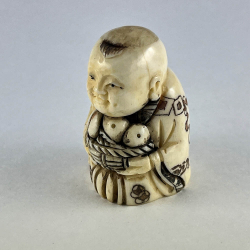 Статуэтка нэцкэ Мальчик Карако с рыбой на удачу