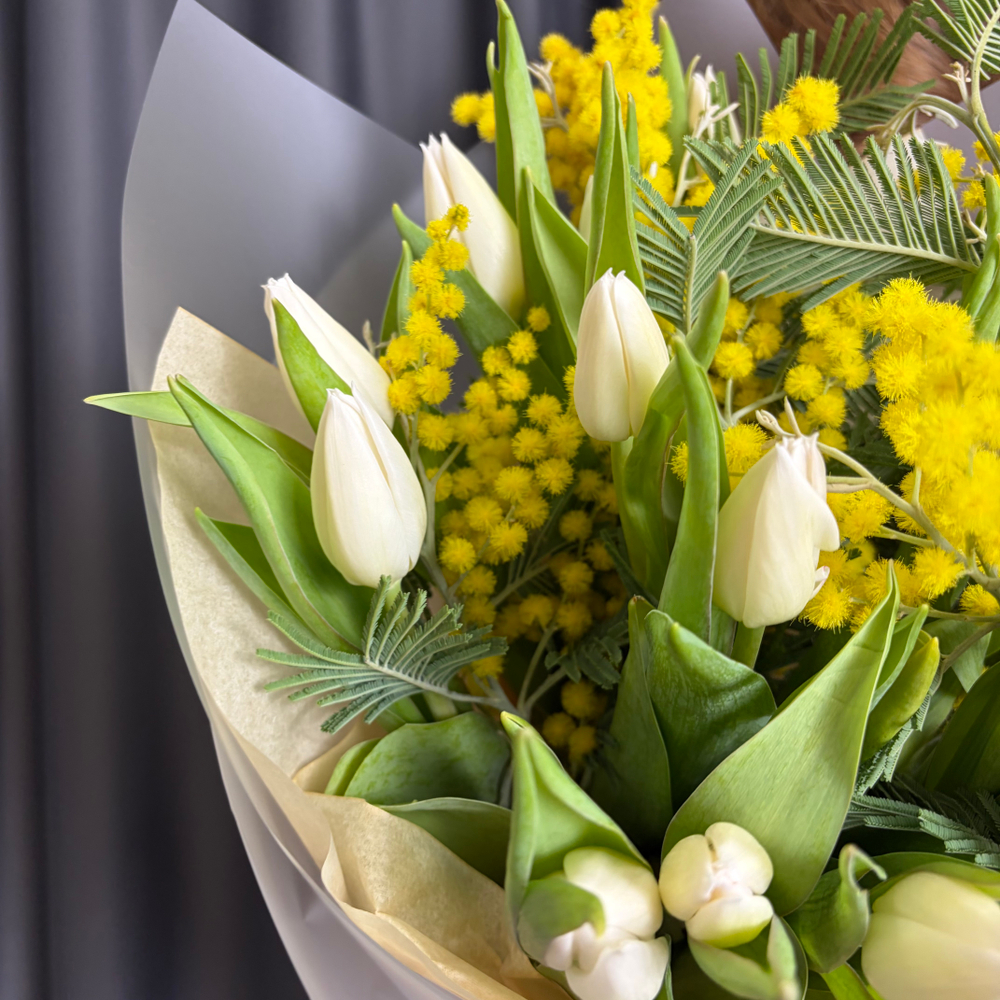 Белые тюльпаны и мимоза