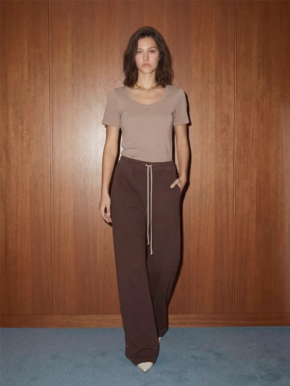 Футболка с глубоким вырезом