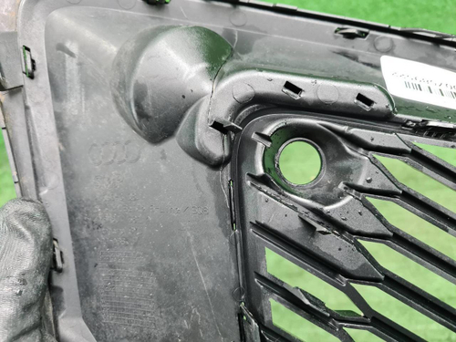 Решетка переднего бампера Audi Q8 (18-23) S-line