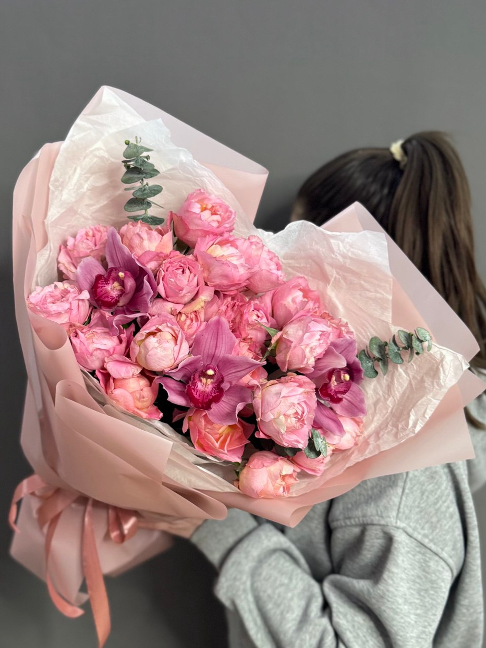 Дуо-букет с кустовыми пионовидными розами сорта «Джульетта Претти Пинк» и орхидеями