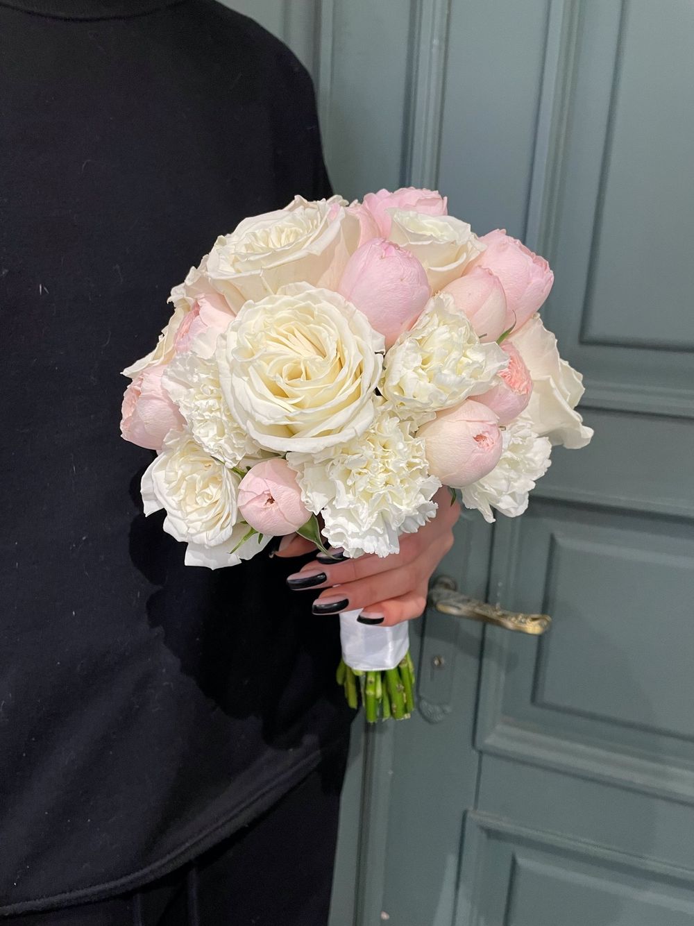Свадебный букет из кустовых пионовидных роз, одноголовых роз и диантусов