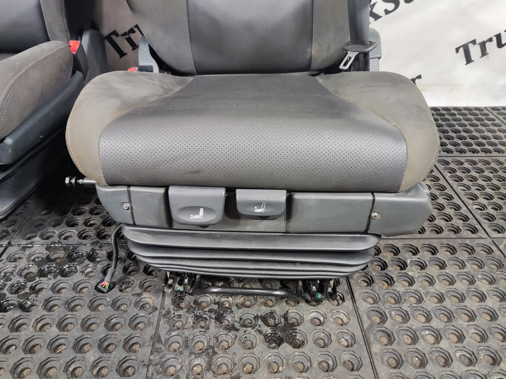 Комплект сидений пневматических 2023г