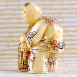 Нэцкэ Подросток с корзиной рыбы