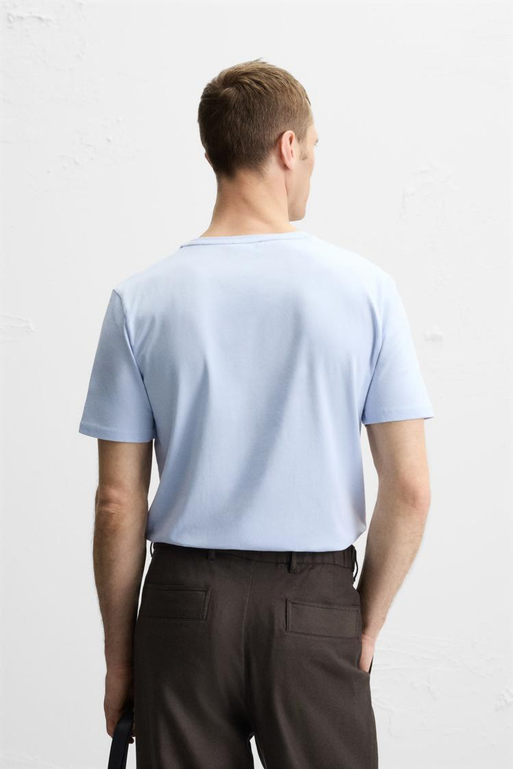 ZARA БАЗОВАЯ ПРИТАЛЕННАЯ ФУТБОЛКА SLIM FIT, НЕБЕСНО-ГОЛУБОЙ