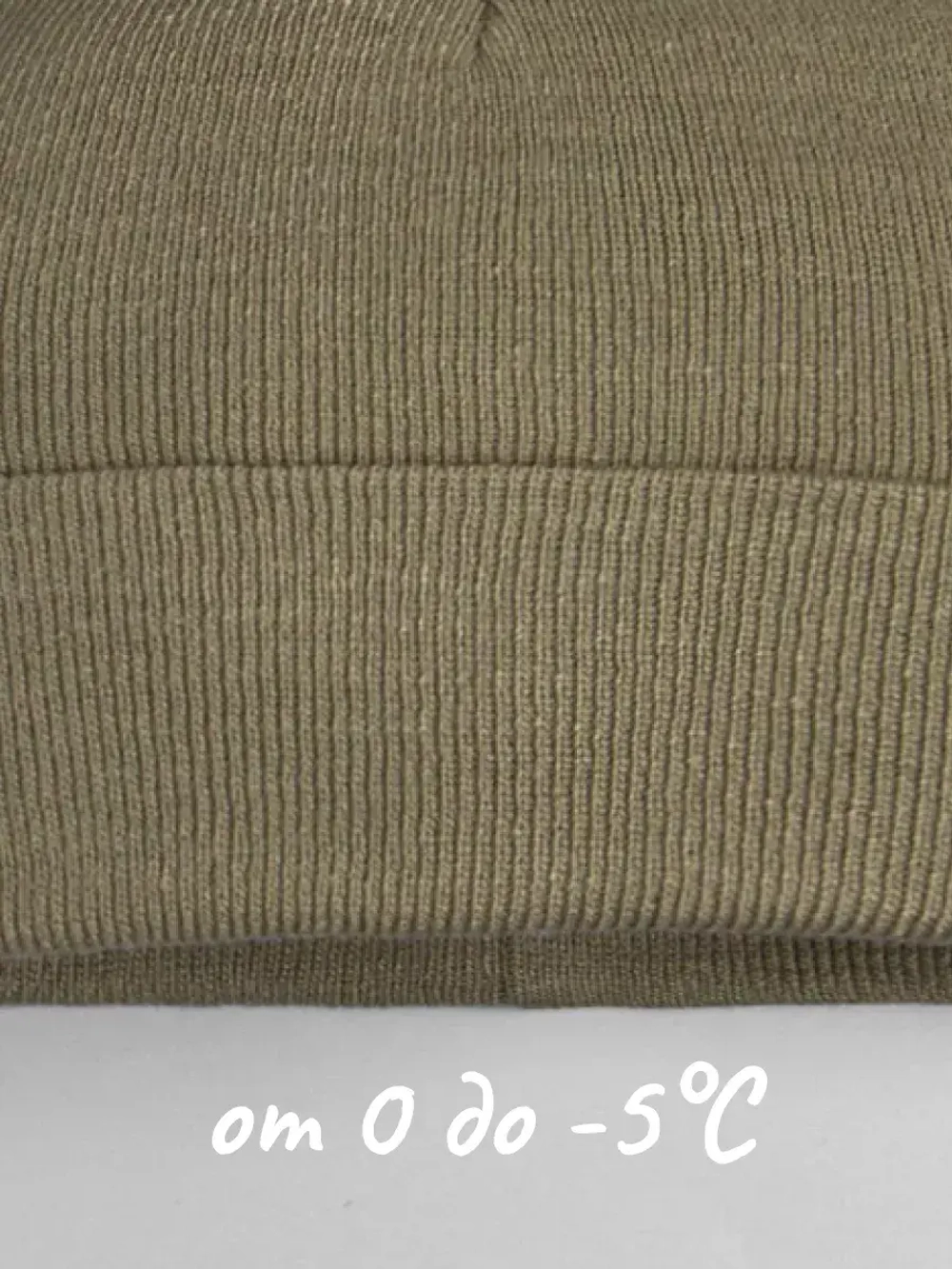 Шапка детская осенняя с помпонами