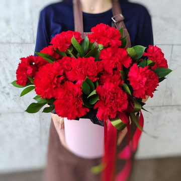 Композиция с красными диантусами