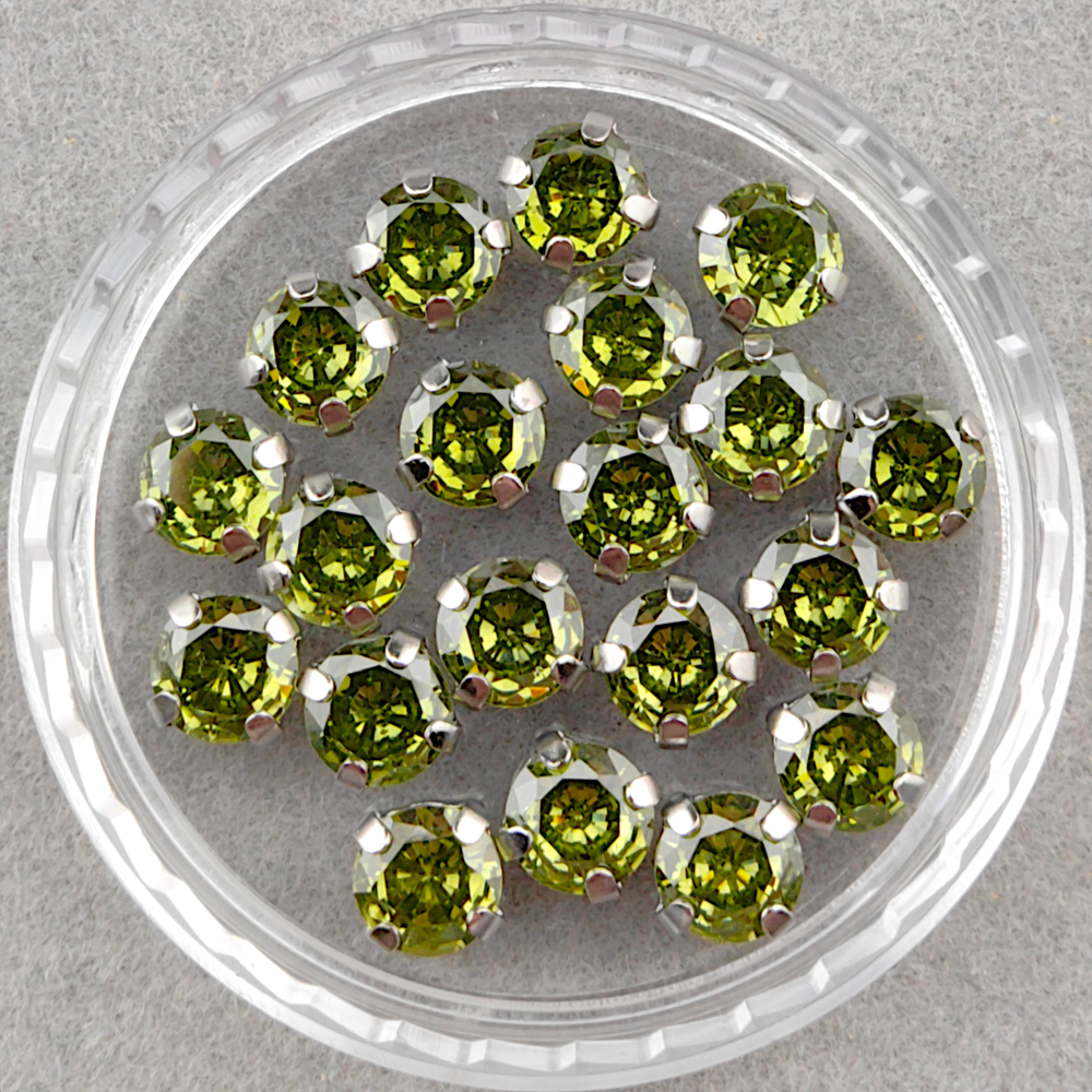 Фианиты шатоны в оправах, оливковый/платина