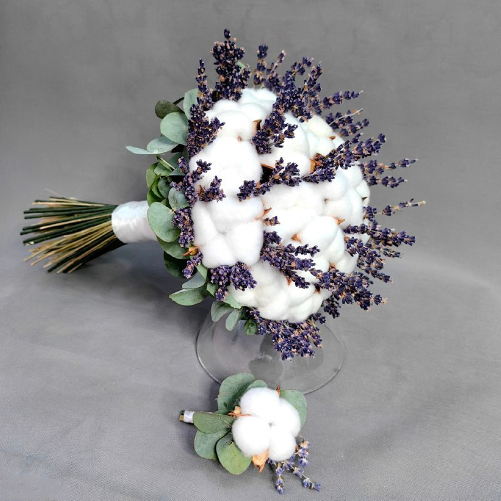 Букет невесты и бутоньерка с белым хлопком и лавандой