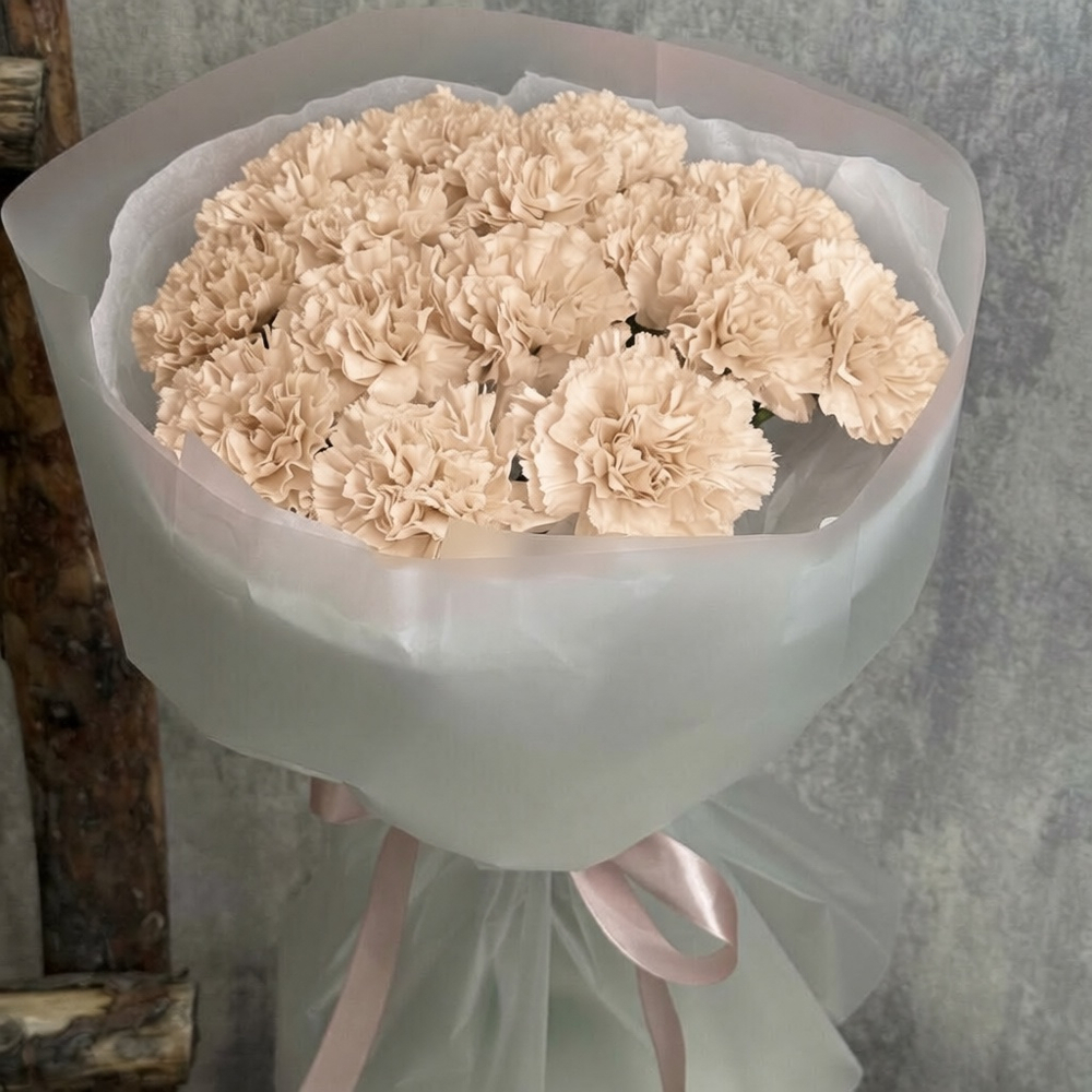 Букет из 15 бежевых гвоздик