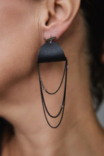 Серьги пусеты из черной кожи с черно-золотыми цепочками