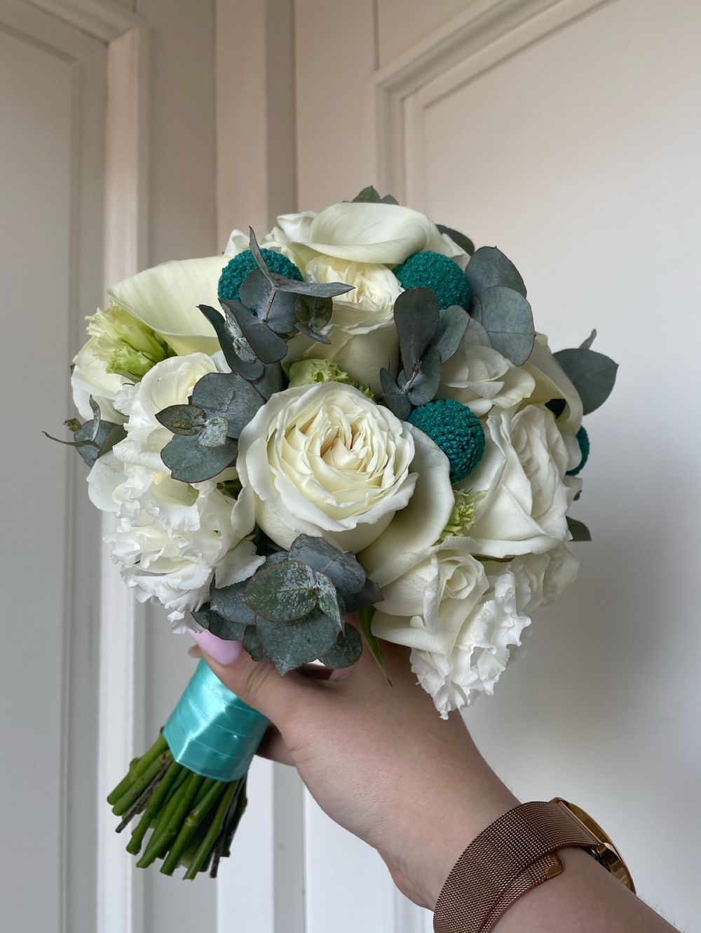 Свадебный букет из калл, одноголовых роз, краспедии и лизиантуса