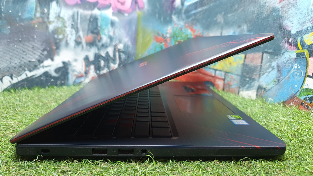 Игровой ASUS i5-8/8Gb/GTX1050 2GB/FX570U FX570UD-DM151T/Windows 10