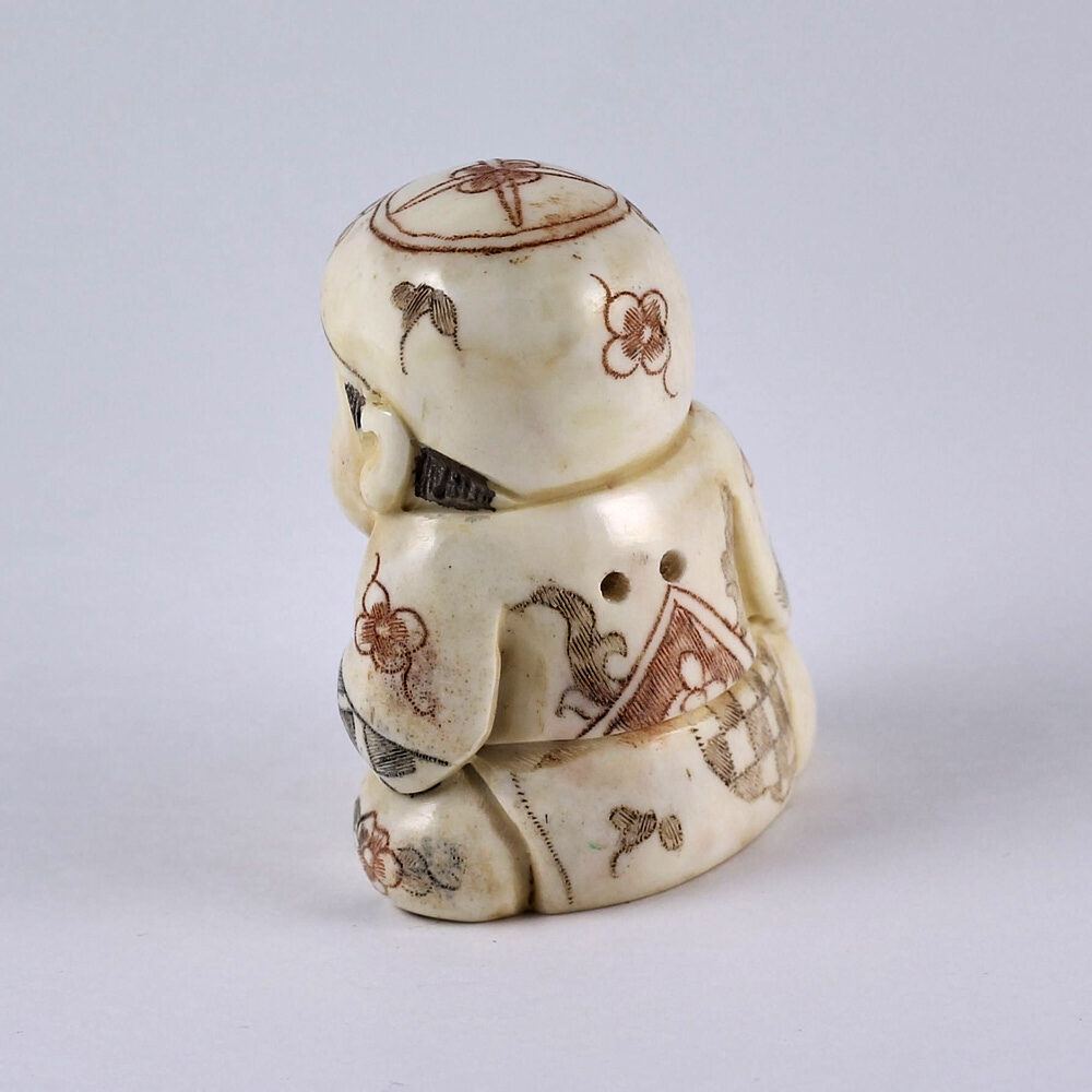 Нэцкэ Ребенок Карако с корзиной рыбы