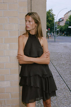 ZARA КОРОТКОЕ ПЛАТЬЕ С ВОЛАНАМИ, КОРИЧНЕВЫЙ