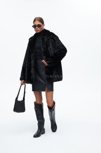 Короткая шуба из эко-меха в черном цвете