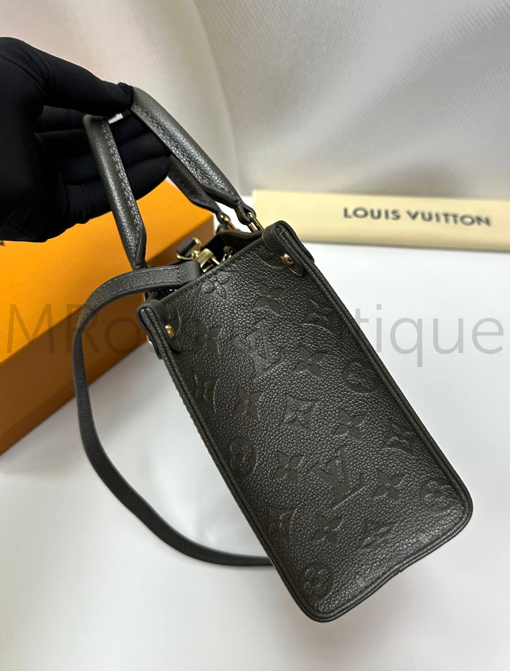 Серая сумка Louis Vuitton Onthego PM с узором монограм