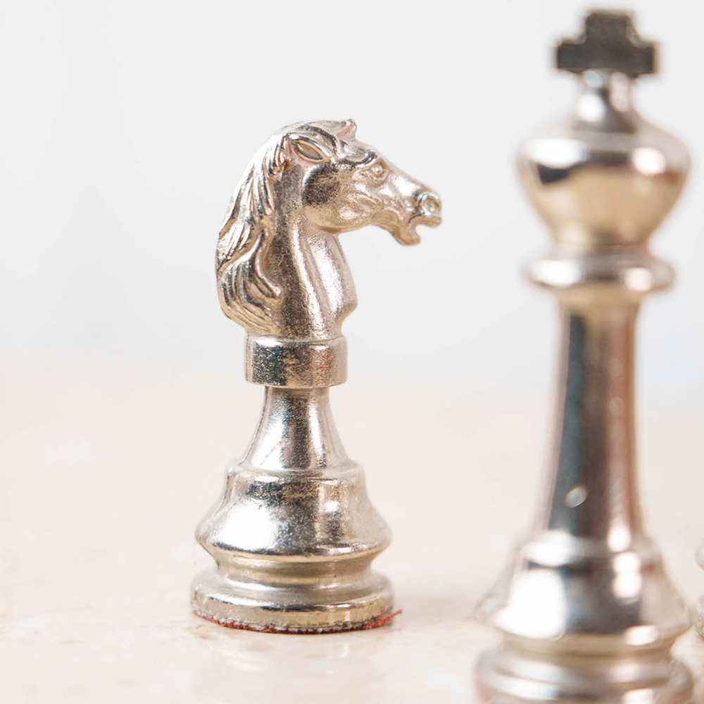 Металлический подарочный шахматный набор