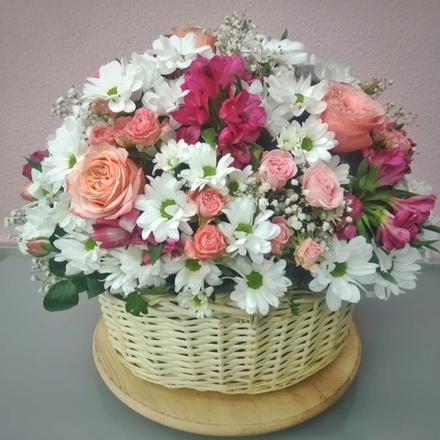 Авторская композиция в корзине