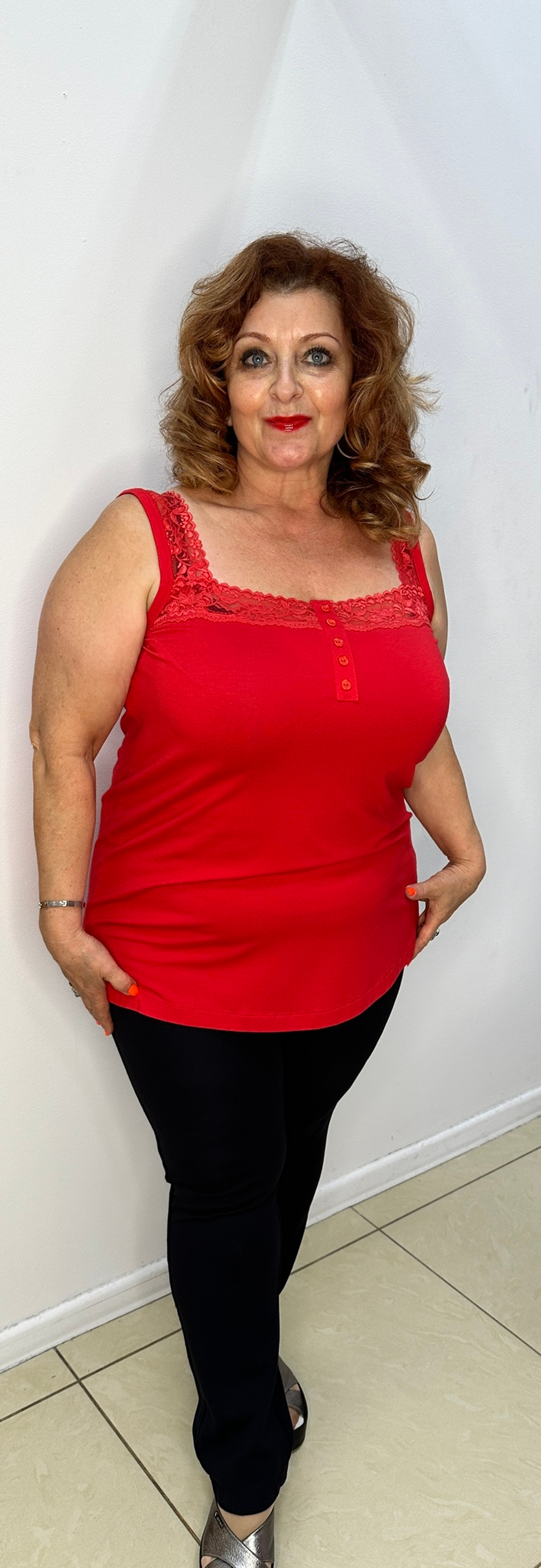 Красный топ-майка с кружевами