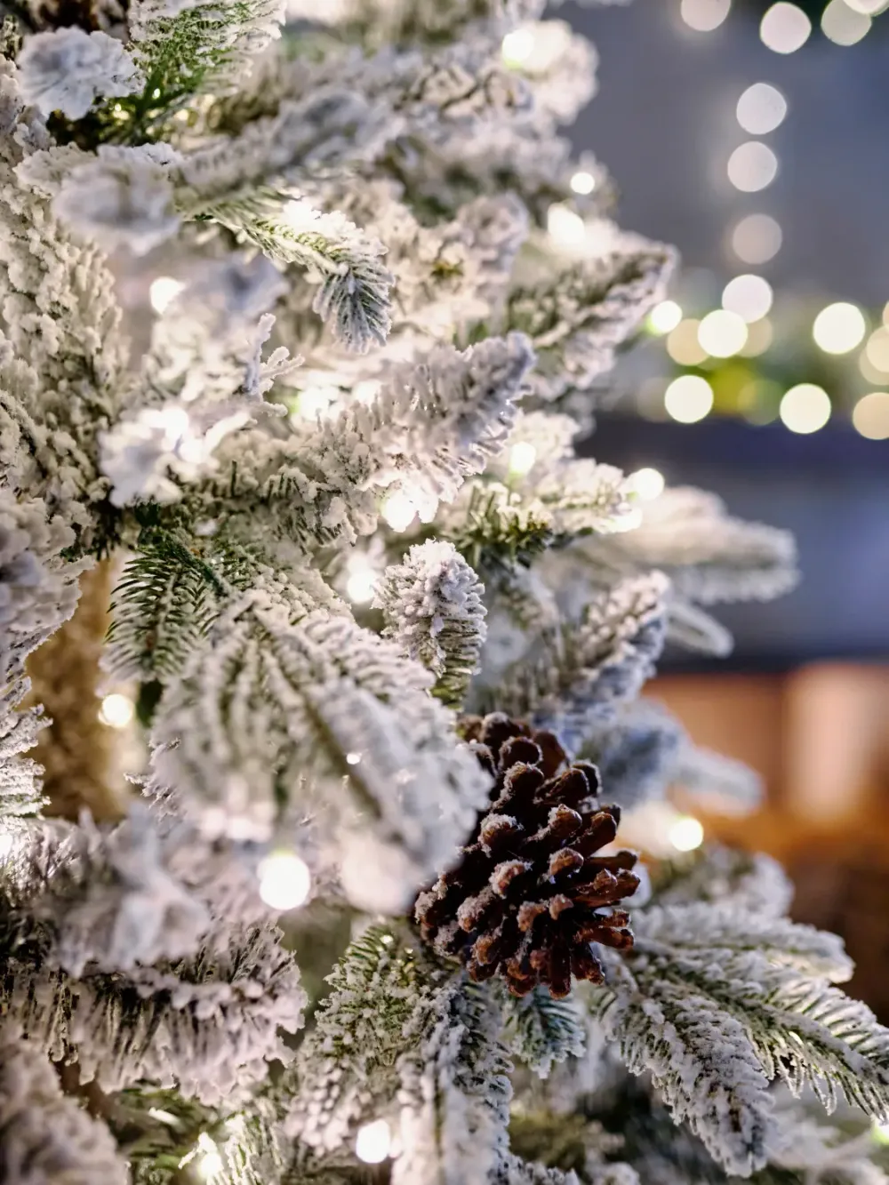 Заснеженная елка с гирляндой встроенной «Saint Paul» (Литая+пвх) от 1,8 м до 3 м