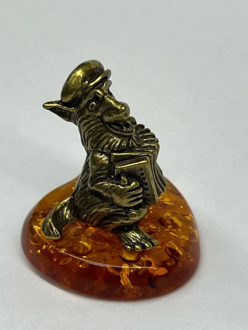 Бронзовая статуэтка на янтаре