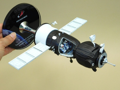 Модель космического корабля СОЮЗ (М1:50 с космонавтами)