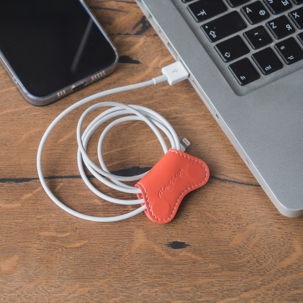 Чехол-держатель для наушников и проводов Papillon Easy из натуральной кожи теленка, кораллового цвета