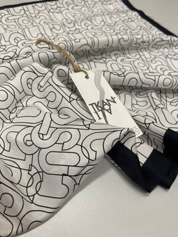 Платок-купон смесовый необработанный, плетение твил (Lacoste, 70%вискоза/30%шелк, 68*68, Жемчужный фон/черная надпись бренда и черная кайма по периметру платка, 54 гр/м2)