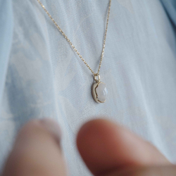 колье с лунным камнем из белого золота