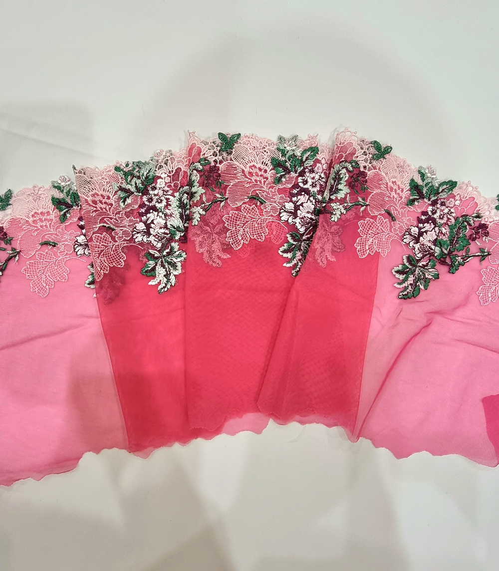 Вышивка на сетке неэластичная цветы на розовом К025 правая