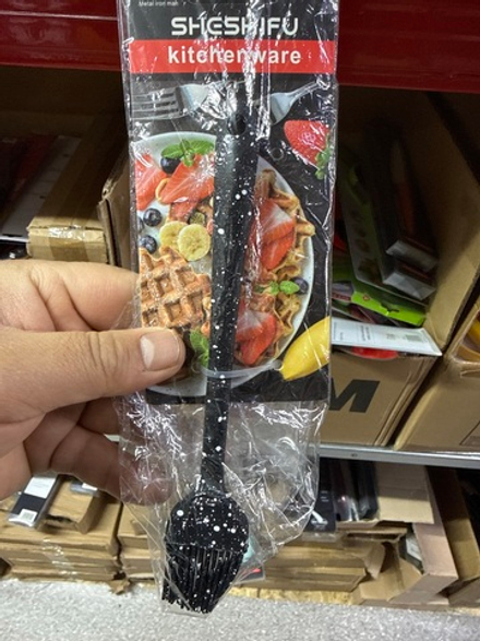 Кисточка силиконовая для кухни черная с белыми точками маленькая SHESHIFU