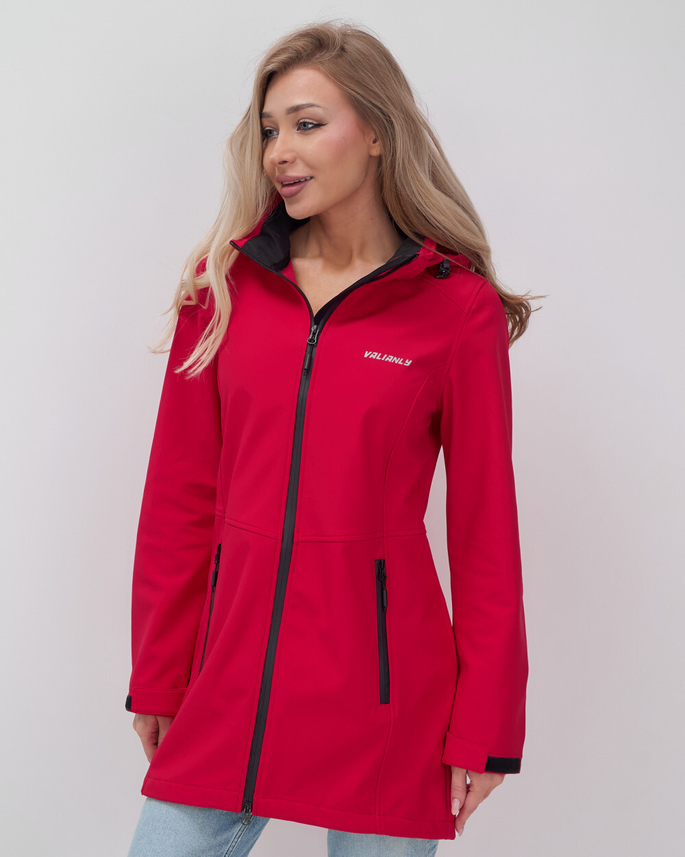 Парка спортивная женская с капюшоном softshell красного цвета 9568Kr