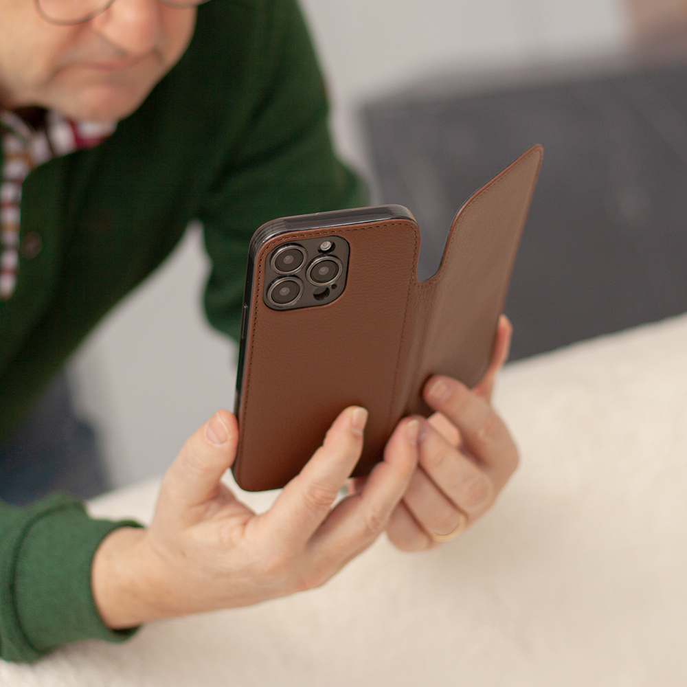 Чехол-книжка кожаная для iPhone 16 Pro Max, теленок цвета шоколад