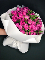 Букет из кустовых пионовидных роз сорта Мисти Баблз в оформлении