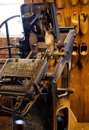 Производство сабо: как делают добрую обувь