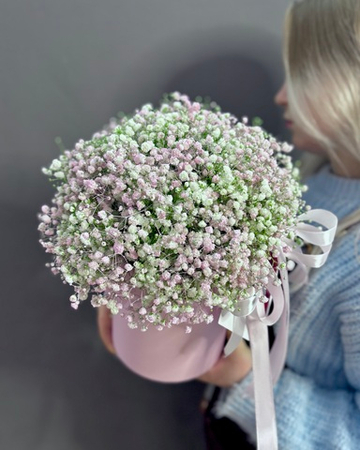 Композиция с цветной гипсофилой