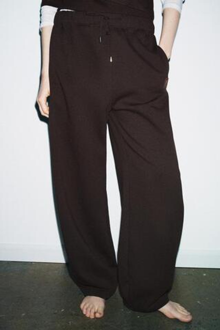 ZARA БРЮКИ ИЗ МЯГКОЙ ТКАНИ С НАШИВКОЙ, КОРИЧНЕВЫЙ